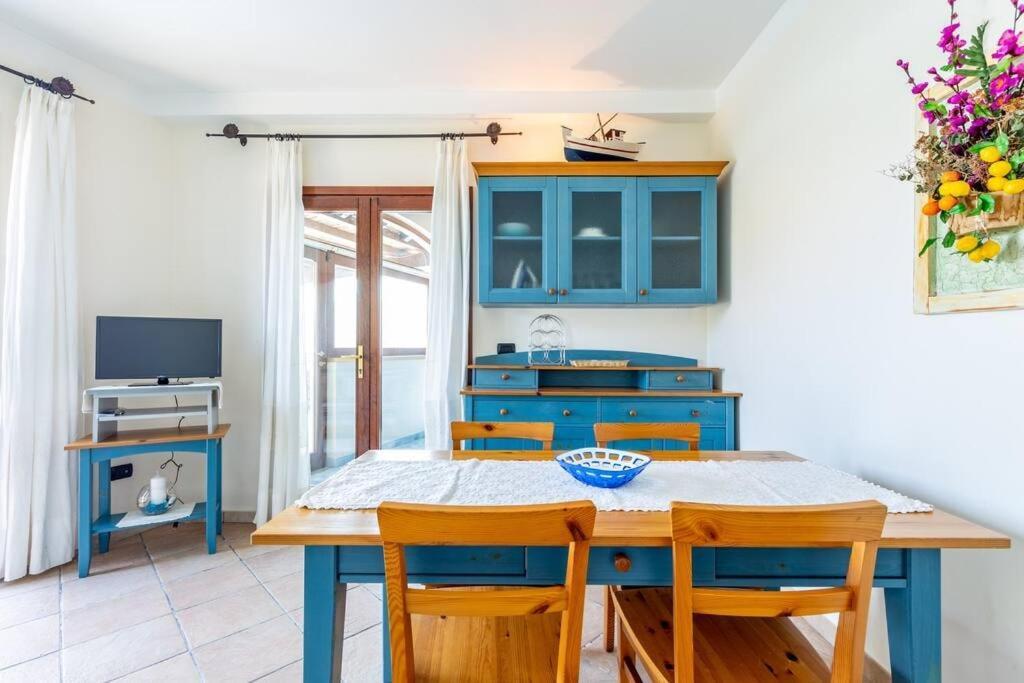 Apartment Pied Dans L'Eau Golfo Aranci Exteriör bild