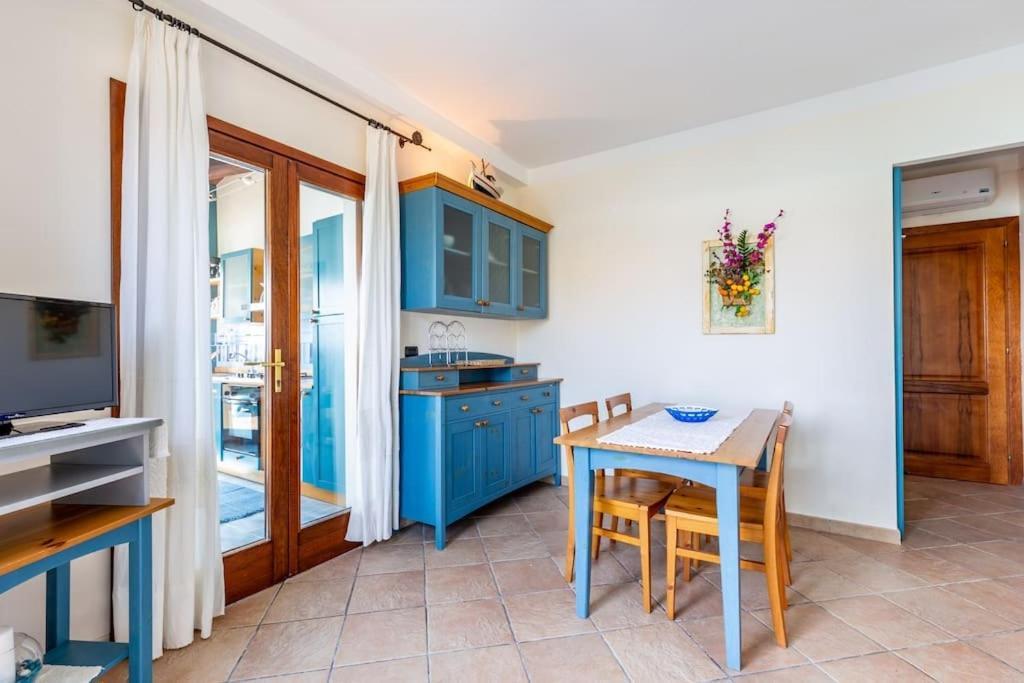 Apartment Pied Dans L'Eau Golfo Aranci Exteriör bild