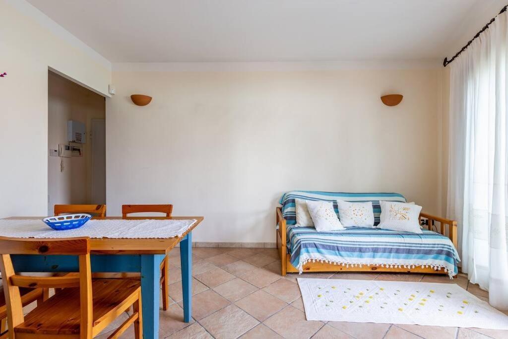 Apartment Pied Dans L'Eau Golfo Aranci Exteriör bild